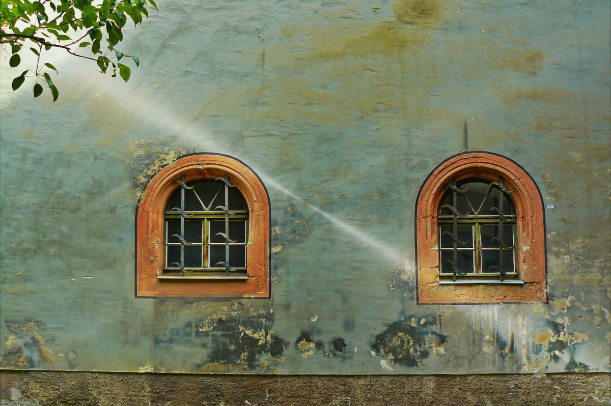 Architecture, brown framed windows. Image by Pxhere.com