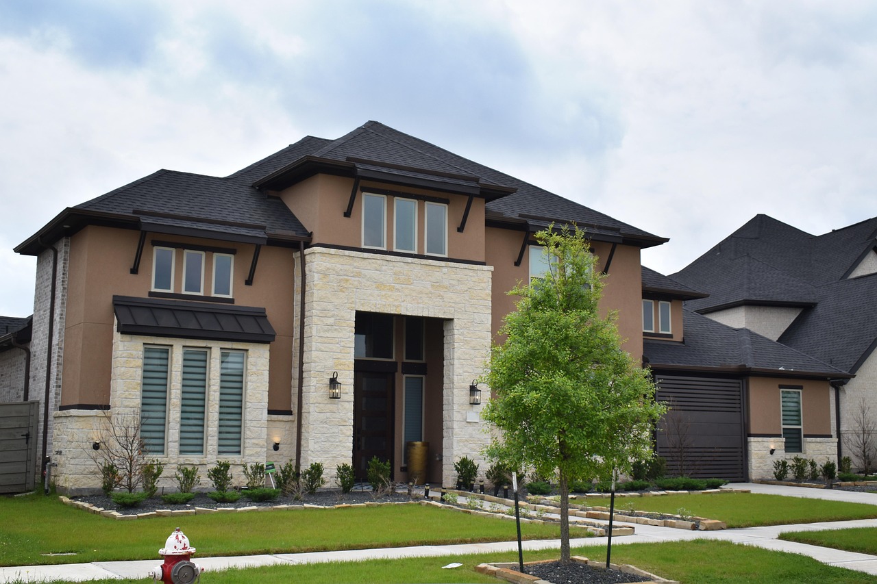 Modern house, green lawn. Image by Pixabay